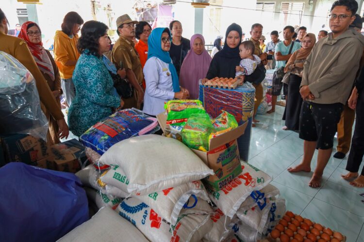 Wali kota Pematangsiantar mengunjungi para korban kebakaran di Komplek Bangsal sambil memberikan bantuan kepada para korban. ( Nawasenanews/ Ist)