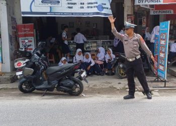 Suasana lalu lintas di sekitar Simpang Tangsi Nagori Balimbingan berjalan lancar dan terkendali berkat kehadiran petugas yang sigap dalam menjalankan tugasnya. ( Nawasenanews/ Ist)