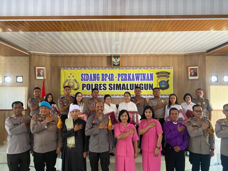 Sebanyak 6 personel Polres Simalungun dan pasangan masing- masing sesi foto bersama Wakapolres Simalungun Kompol Hendrik Situmorang MM dan jajaran usai pelaksanaan Sidang BP4R yang diadakan di Aula Andar Siahaan, Polres Simalungun, pada Rabu, (2/10 2024).( Nawasenanews/ Ist)