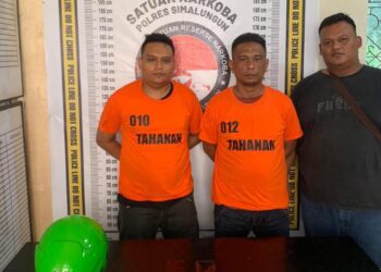 Dua pelaku yang diduga sebagai bandar atau pengedar Narkoba ditangkap polisi di sebuah warung makan di Kecamatan Bandar, Kabupaten Simalungun pada Selasa, ( 08/10/ 2024).( Nawasenanews/ Ist)