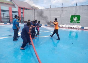 Badan Penanggulangan Bencana Daerah (BPBD) saat mengadakan simulasi kebakaran di Lapas Narkotika Kelas IIA Pematangsiantar Rabu (16/10/2024).( Nawasenanews/ Ist)