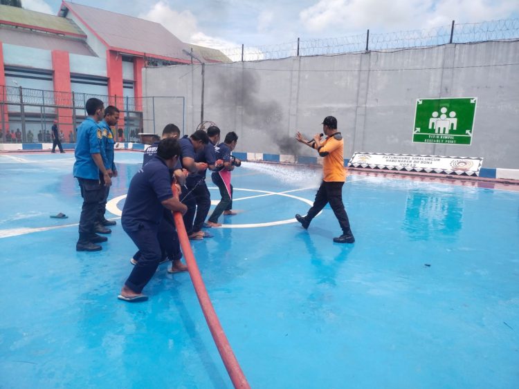 Badan Penanggulangan Bencana Daerah (BPBD) saat mengadakan simulasi kebakaran di Lapas Narkotika Kelas IIA Pematangsiantar Rabu (16/10/2024).( Nawasenanews/ Ist)