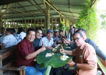 RHS makan bersama dengan tim pemenangan beralaskan daun pisang yang menggambarkan bahwa kesederhanaan itu lebih indah dan kebersamaan itu lebih dekat. ( Nawasenanews/ Ist)