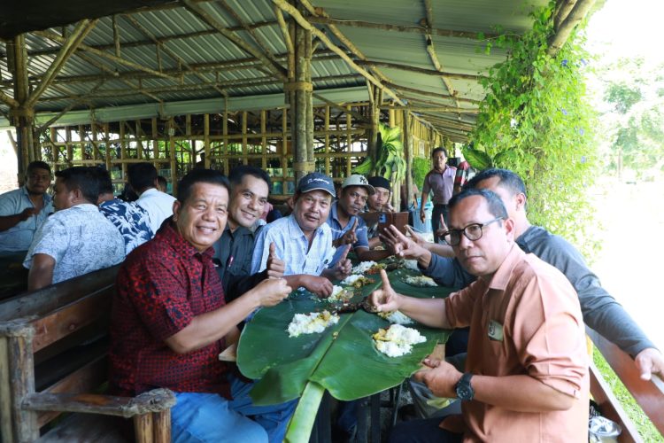 RHS makan bersama dengan tim pemenangan beralaskan daun pisang yang menggambarkan bahwa kesederhanaan itu lebih indah dan kebersamaan itu lebih dekat. ( Nawasenanews/ Ist)