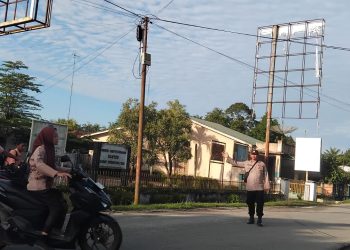 Personal Polsek Bosar Maligas melakukan strong point di depan SMP Negeri 1 Bosar Maligas, Jalan Kapten Kahar Sinaga, Kelurahan Bosar Maligas, Kecamatan Bosar Maligas, Kabupaten Simalungun. ( Nawasenanews/ Ist)