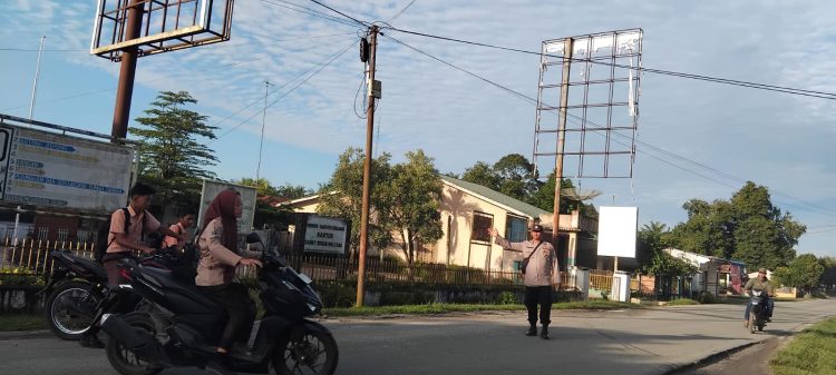 Personal Polsek Bosar Maligas melakukan strong point di depan SMP Negeri 1 Bosar Maligas, Jalan Kapten Kahar Sinaga, Kelurahan Bosar Maligas, Kecamatan Bosar Maligas, Kabupaten Simalungun. ( Nawasenanews/ Ist)