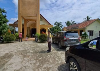 Polsek Bosar Maligas melalui Bhabinkamtibmas AIPDA J.S. Butar-Butar melaksanakan kegiatan Monitoring Ibadah Minggu di Gereja HKBP Exaudi, Jalan Perjuangan, Kelurahan Ujung Padang, Kecamatan Ujung Padang, Kabupaten Simalungun, pada Minggu,(3/11/ 2024).(Nawasenanews/ Ist)