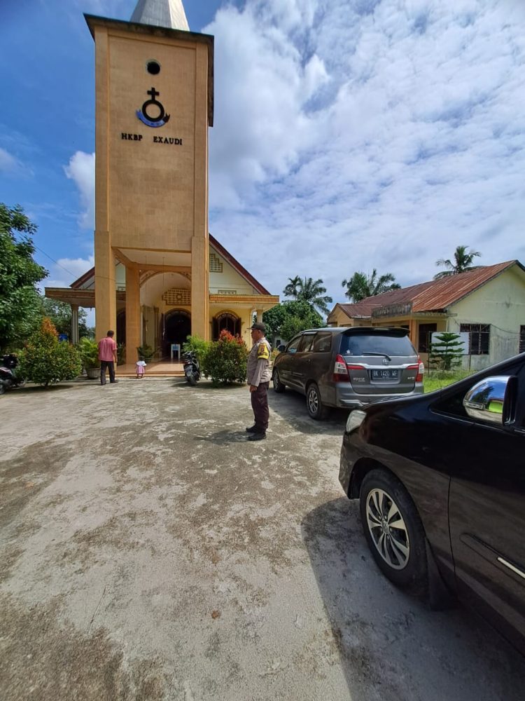 Polsek Bosar Maligas melalui Bhabinkamtibmas AIPDA J.S. Butar-Butar melaksanakan kegiatan Monitoring Ibadah Minggu di Gereja HKBP Exaudi, Jalan Perjuangan, Kelurahan Ujung Padang, Kecamatan Ujung Padang, Kabupaten Simalungun, pada Minggu,(3/11/ 2024).(Nawasenanews/ Ist)