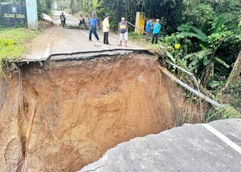 Hujan yang berkepanjangan dengan intensitas tinggi mengakibatkan putusnya jalan penghubung antara Kecamatan Tanah Jawa dengan Kecamatan Hatonduhan di Tanjung Pasir Tanah Jawa,Selasa 5/11/2024). ( Nawasenanews/ Ist)