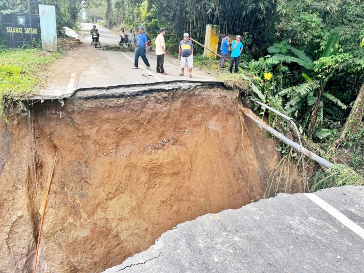 Hujan yang berkepanjangan dengan intensitas tinggi mengakibatkan putusnya jalan penghubung antara Kecamatan Tanah Jawa dengan Kecamatan Hatonduhan di Tanjung Pasir Tanah Jawa,Selasa 5/11/2024). ( Nawasenanews/ Ist)