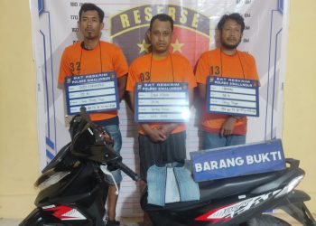 Tiga tersangka yang terlibat dalam pencurian Honda Beat di depan Toko Mandiri Ponsel, Jl. Medan-Pematangsiantar, Kelurahan Sinaksak, Kecamatan Tapian Dolok, Kabupaten Simalungun.( Nawasenanews/ Ist)