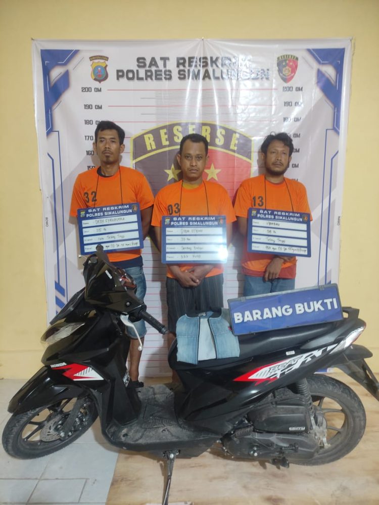 Tiga tersangka yang terlibat dalam pencurian Honda Beat di depan Toko Mandiri Ponsel, Jl. Medan-Pematangsiantar, Kelurahan Sinaksak, Kecamatan Tapian Dolok, Kabupaten Simalungun.( Nawasenanews/ Ist)