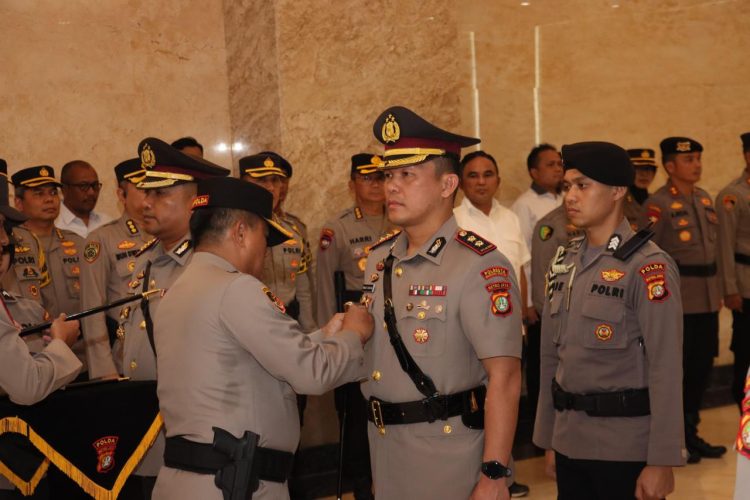 Mantan Kapolres Simalungun AKBP Ronald Sipayung resmi menjadi Kapolresta Bandara Soetta setelah serah terima jabatan (sertijab) yang dipimpin langsung oleh Kapolda Metro Jaya Irjen Pol Karyoto di Jakarta, (Nawasenanews/ Ist)