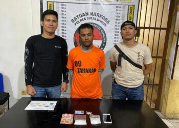 Tersangka atas nama AE bersama barang bukti yang berhasil dikumpulkan Satuan Narkoba saat tersangka melintas di Perkebunan sawit Bah Luas.( Nawasenanews/ Ist)