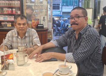 Dr Sarles Gultom SH MH bersama Dr Riduan Manik SH MH saat memberikan keterangan pers kepada para awak media, kemarin di Pematangsiantar.( Nawasenanews/ Ist)