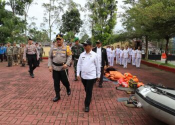 Kapolres Simalungun AKBP Choky Sentosa Meliala memimpin Apel Gabungan Siaga Bencana dalam rangka antisipasi dan penanggulangan bencana di wilayah Kabupaten Simalungun yang digelar pada Kamis (5/12/2024)  yang berlangsung di Lapangan Apel Mako Polres Simalungun, Jalan Jhon Horailam Saragih, Pamatang Raya. ( Nawasenanews/ Ist)