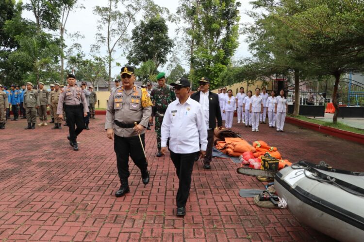 Kapolres Simalungun AKBP Choky Sentosa Meliala memimpin Apel Gabungan Siaga Bencana dalam rangka antisipasi dan penanggulangan bencana di wilayah Kabupaten Simalungun yang digelar pada Kamis (5/12/2024)  yang berlangsung di Lapangan Apel Mako Polres Simalungun, Jalan Jhon Horailam Saragih, Pamatang Raya. ( Nawasenanews/ Ist)