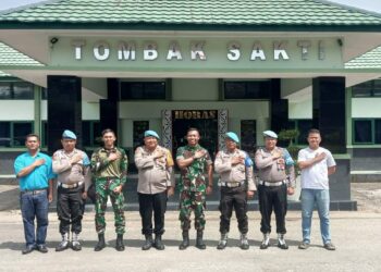 Sipropam Polres Simalungun foto bersama saat melaksanakan kunjungan silaturahmi ke Batalyon Infantry 122/Tombak Sakti (TS) yang berlokasi di Jalan Melanthon Siregar No. RT 012/05, Silau Malaha, Kecamatan Siantar, Kabupaten Simalungun, Sumatera Utara.( Nawasenanews/ Ist)