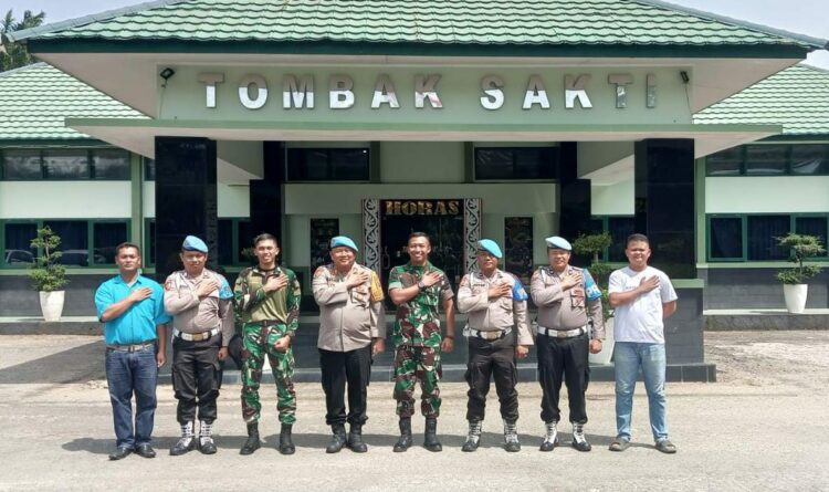 Sipropam Polres Simalungun foto bersama saat melaksanakan kunjungan silaturahmi ke Batalyon Infantry 122/Tombak Sakti (TS) yang berlokasi di Jalan Melanthon Siregar No. RT 012/05, Silau Malaha, Kecamatan Siantar, Kabupaten Simalungun, Sumatera Utara.( Nawasenanews/ Ist)