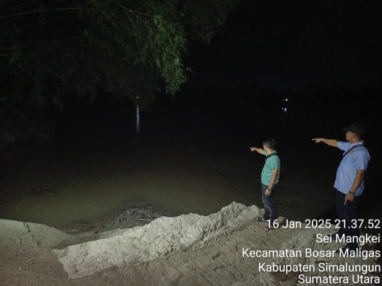Petugas dari Unit II Opsnal Pidsus Sat Reskrim Polres Simalungun saat melakukan penyelidikan terhadap dugaan aktivitas penambangan pasir ilegal di kawasan Simponi, Jalan Bah Bolon, Desa Perdagangan I, Kecamatan Bandar, Kabupaten Simalungun.( Nawasenanews/ Ist)