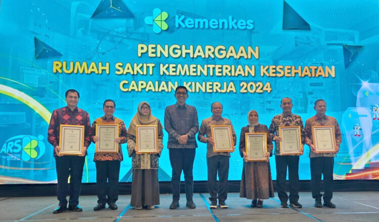 Direktur Utama RS Adam Malik dr Zainal Safri MKed(PD) SpPD-KKV SpJP(K) saat menerima 4 penghargaan atas prestasi RS Adam Malik yang diberikan Kemenkes RI. ( Nawasenanews/ Ist)