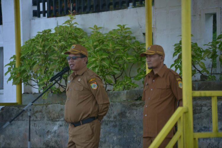 Sekda Pakpak Bharat Saat Pimpin Apel Upacara
