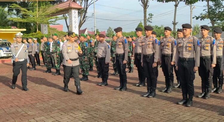 Kapolres Simalungun AKBP Choky Sentosa Meliala saat memimpin apel gelar pasukan Operasi Keselamatan Toba 2025 yang berlangsung di Lapangan Apel Mako Polres Simalungun.( Nawasenanews/ Ist)