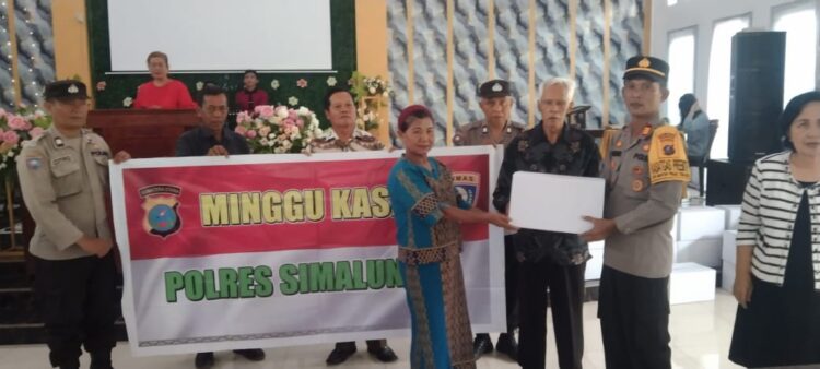 Satuan Pembinaan Masyarakat (Sat Binmas) Polres Simalungun dipimpin Kasat Binmas menggelar kegiatan Minggu Kasih dengan memberikan bantuan paket sembako kepada jemaat Gereja GPDI Imanuel Purba Sari pada Minggu (16/2).( Nawasenanews/ Ist)