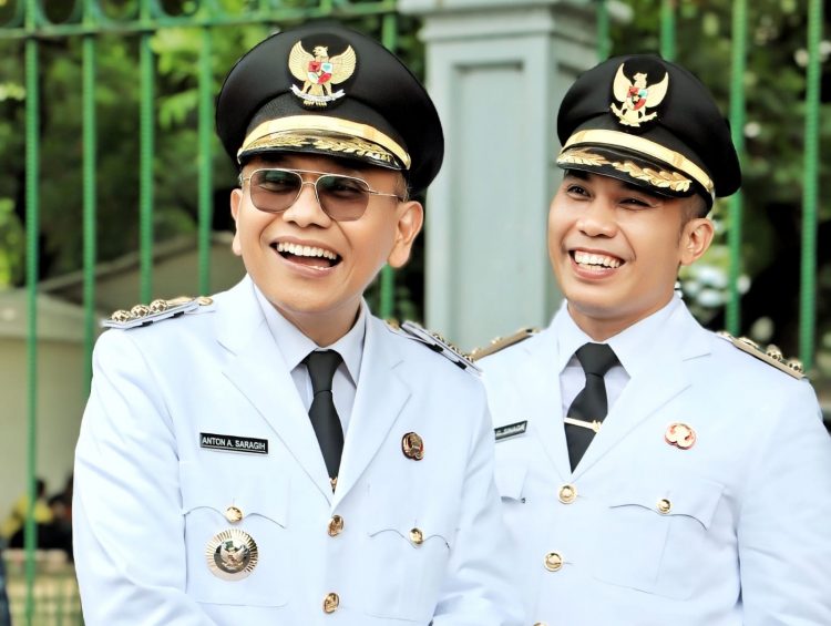 Bupati Simalungun H Anton Saragih dan Wakil Bupati Simalungun tersenyum sumringah sesaat usai dilantik Presiden RI Prabowo Subianto secara serentak di halaman tengah Istana Negara, Kamis (20/02/20025). (Nawasenanews/ Ist)