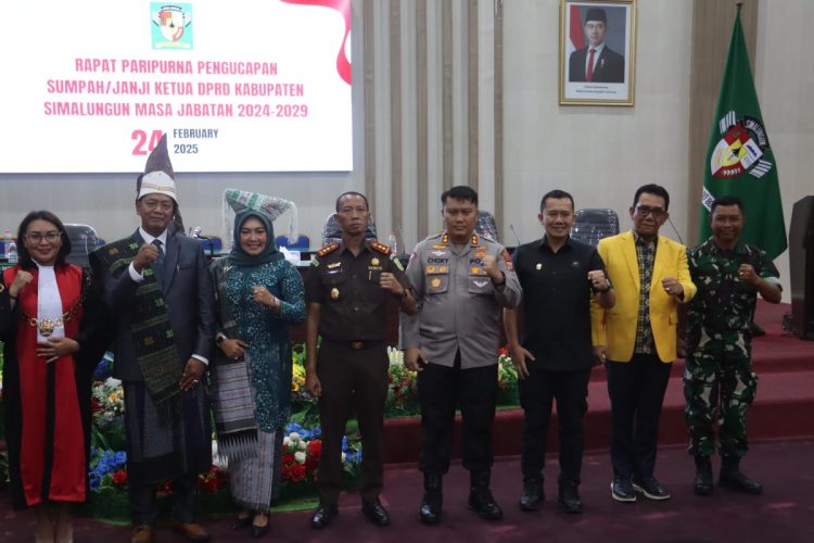 Kapolres Simalungun,Dandim 022/ PT, Ketua Pengadilan Negeri Simalungun, Kejari Simalungun dan Anggota DPRD Sumatera Utara Timbul Jaya Sibarani foto bersama dengan Ketua DPRD Simalungun Sugiarto usai Rapat Paripurna pengambilan Sumpah / Janji Pimpinan DPRD Simalungun periode 2024- 2029 di Ruang Harungguan DPRD Simalungun. ( Nawasenanews/Ist)