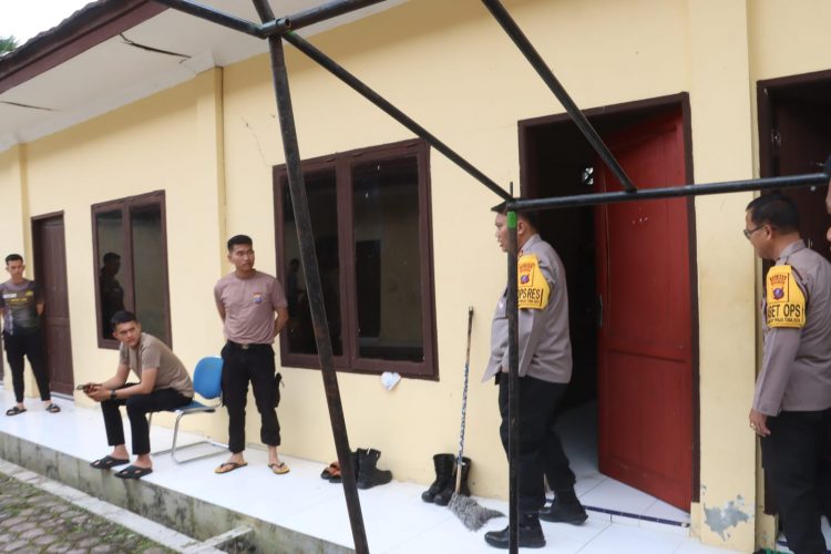 Kapolres Simalungun AKBP Choky Sentosa Meliala saat melakukan Inspeksi Mendadak (Sidak) ke Barak Lajang Personel Bintara Remaja (Baja) di Asrama Polisi (Aspol) Polres Simalungun. ( Nawasenanews/ Ist)