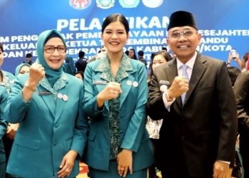 Ketua TP PKK Simalungun Darmawati Anton Achmad Saragih dan Bupati Simalungun Anton Achmad Saragih mengapit Ketua TP PKK Prov.Sumut Ny. Kahiyang Ayu Muhammad Bobby Afif Nasution saat foto bersama usai acara pelantikan ( Ist/ Susan/ Nawasenanews)