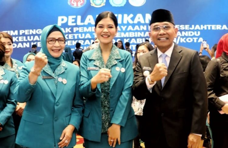 Ketua TP PKK Simalungun Darmawati Anton Achmad Saragih dan Bupati Simalungun Anton Achmad Saragih mengapit Ketua TP PKK Prov.Sumut Ny. Kahiyang Ayu Muhammad Bobby Afif Nasution saat foto bersama usai acara pelantikan ( Ist/ Susan/ Nawasenanews)