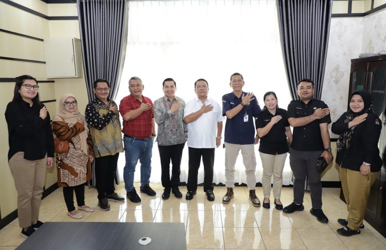 Komisioner KPU Kota Pematangsiantar foto bersama dengan Wali Kota Wesly Silalahi usai beraudiensi di Balai kota. (Dokumentasi/Mar/Nawasenanews)