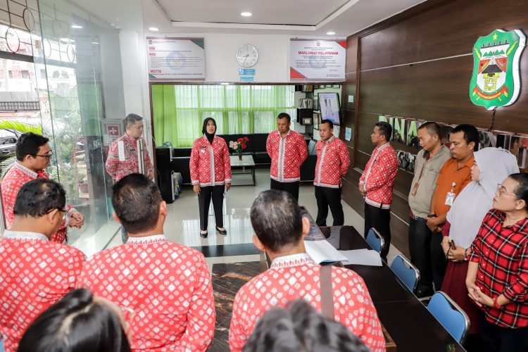 Wakil Wali Kota Pematangsiantar Herlina saat sidak ke Dinas Pendidikan untuk melihat kehadiran pegawai dan kinerja SKPD tersebut. (Ist/Mar/Nawasenanews)
