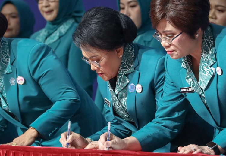 Lisnawati Sinaga saat menandatangani Berita Acara pelantikan sebagai Ketua TP PKK, Pembina Posyandu dan Ketua Dekranasda di Medan. (Ist/Mar/Nawasenanews)