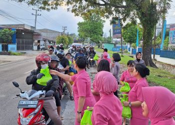 Para ibu Bhayangkari Sat Reskrim Polres Simalungun saat membagikan takjil kepada para pengguna jalan yang lewat. ( Dokumentasi/ Susan/Nawasenanews)