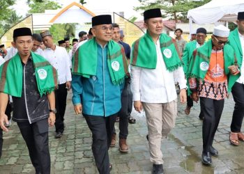 Bupati Simalungun dan Darma Putera jalan bersama saat acara buka puasa bersama di Yayasan Darul Putera Madina. ( Ist/ Mar/ Nawasenanews)