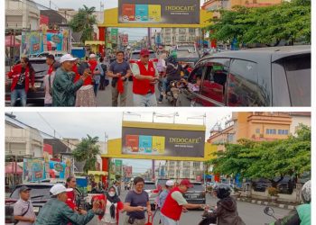 DPD  Partai Solidaritas Indonesia (PSI) Pematangsiantar menggelar aksi sosial dengan membagikan takjil gratis kepada masyarakat menjelang waktu berbuka puasa, di jalan merdeka depan tugu becak Jum'at (14/03/2025)( Dokumentasi/ M.Siregar/ Nawasenanews)