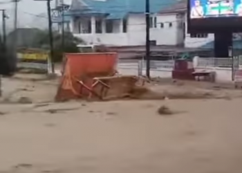 Banjir bandang yang terjadi di Parapat,Minggu ( 16/03/2015) selain membawa material lumpur dan batu turut juga menyeret barang - barang milik warga yang berjualan di sepanjang jalan Sisingamaraja menuju Toba. ( Ist/Mar/ Nawasenanews)