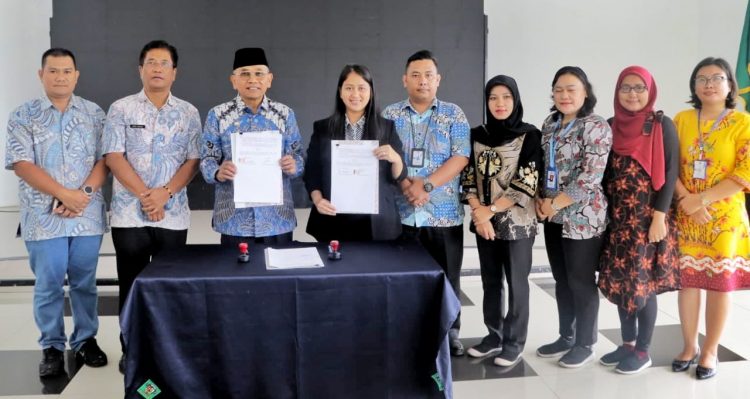 Bupati Simalungun, Anton Achmad Saragih atas nama Pemerintah Kabupaten (Pemkab) Simalungun menandatangani Memory of Understanding (MoU) bersama Rektor Universitas Efarina, dr Melisa Nur Asima Sidabutar tentang Tri Dharma Perguruan Tinggi.( Ist/Mar/ Nawasenanews)