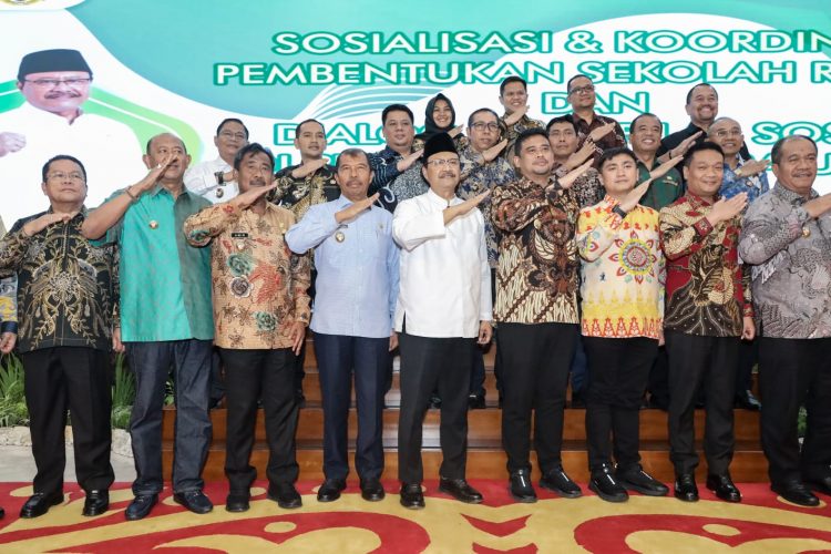 Wali Kota Pematangsiantar Wesly Silalahi SH MKn bersama bupati dan wali kota se-Sumut foto bersama dengan Menteri Sosial RI Saifullah Yusuf pada acara Sosialisasi Pembentukan Sekolah Rakyat dan Dialog dengan Pilar-pilar sosial di Medan.( Ist/Mar/ Nawasenanews)