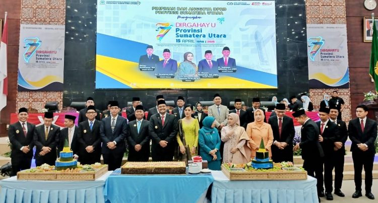 Wakil Bupati, Benny Gusman Sinaga ( Paling kiri) menghadiri peringatan hari jadi Provinsi Sumatera Utara (Prov. Sumut) yang berlangsung dalam rapat paripurna DPRD Provinsi Sumut yang berlangsung di Gedung DPRD Prov. Sumut, Medan, Selasa (15/4/2025).( Ist/Mar/ Nawasenanews)