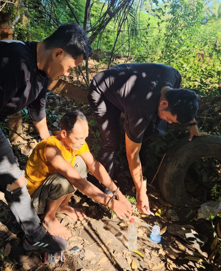 Tersangka Sofian alias Ian (37) yang kedapatan lagi santai nyabu di salah satu ladang di Perlanaan dan ditangkap Sat Narkoba Polres Simalungun .( Ist/Susan/ Nawasenanews)
