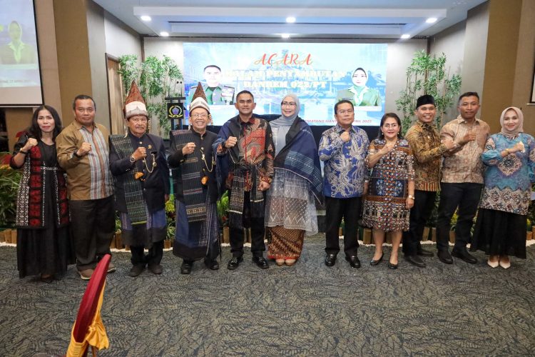 Wali Kota Pematangsiantar dan istri foto bersama dengan Danrem 022/ PT yang baru di Acara Malam Penyambutan Komandan Resort Militer 022 Pantai Timur.( Ist/ Mar/ Nawasenanews)