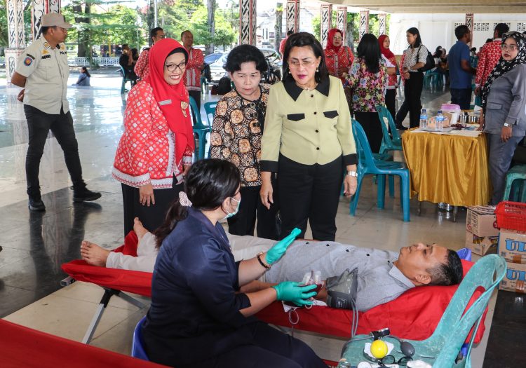 Ketua TP PKK Kota Pematangsiantar Ny Liswati Wesly Silalahi saat meninjau kegiatan periksa kesehatan gratis dan donor darah menyempatkan berbincang dengan pendonor dan petugas yang melayani donor darah di Balai Bolon Lapangan Adam Malik.(Ist/Mar/ Nawasenanews)