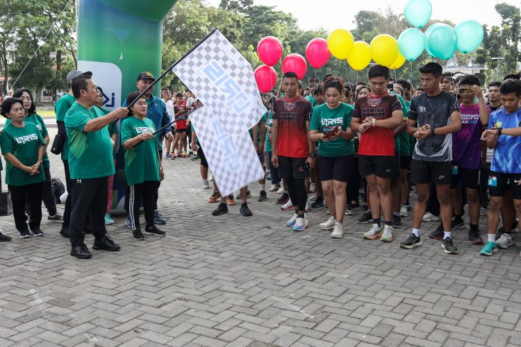 Wali Kota dan Ketua TP PKK Kota Pematangsiantar saat melepas para peserta Fun Run X Fast yang diselenggarakan oleh Kolaborasi KPw BI dengan Pemko Pematangsiantar.( Ist/ Mar/ Nawasenanews)