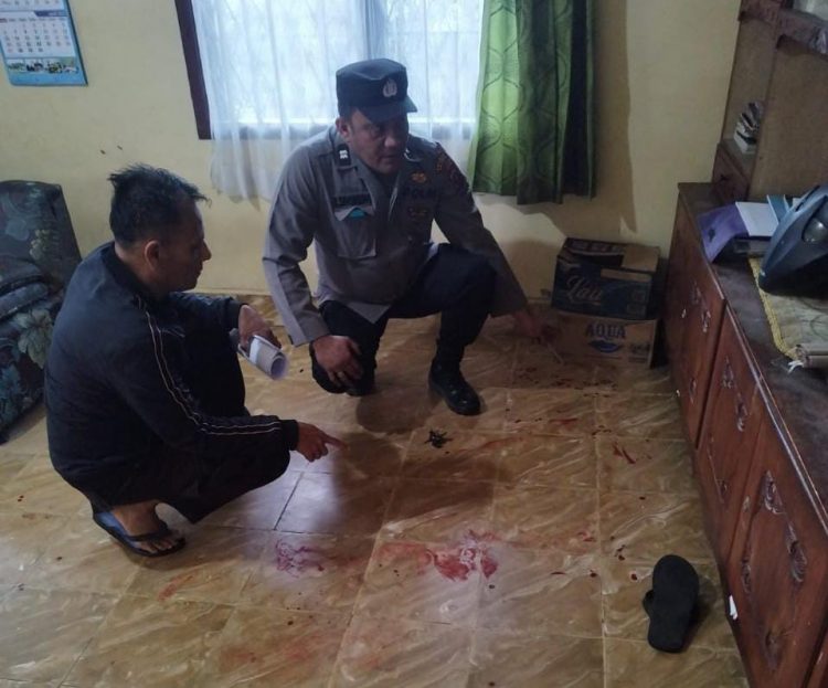 Petugas kepolisian Resort Simalungun sedang melakukan pemeriksaan di TKP pada kasus adik menikam kakak kandung karena sengketa warisan.( Ist/ Nawasenanews)
