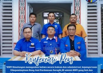 Pardomuan Saragih, SE, foto bersama dengan para pengurus sah usai Konferensi Pers baru- baru ini.( Ist/ Nawasenanews)