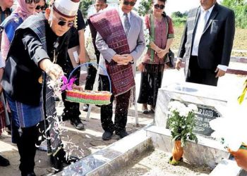 Bupati Simalungun menaburkan bunga ke makam guru Jason Saragih tokoh Pelopor pendidik di Simalungun dalam ziarah yang merupakan rangkaian Peringatan Hari Pendidikan Nasional.( Foto: Dok.Istimewa)